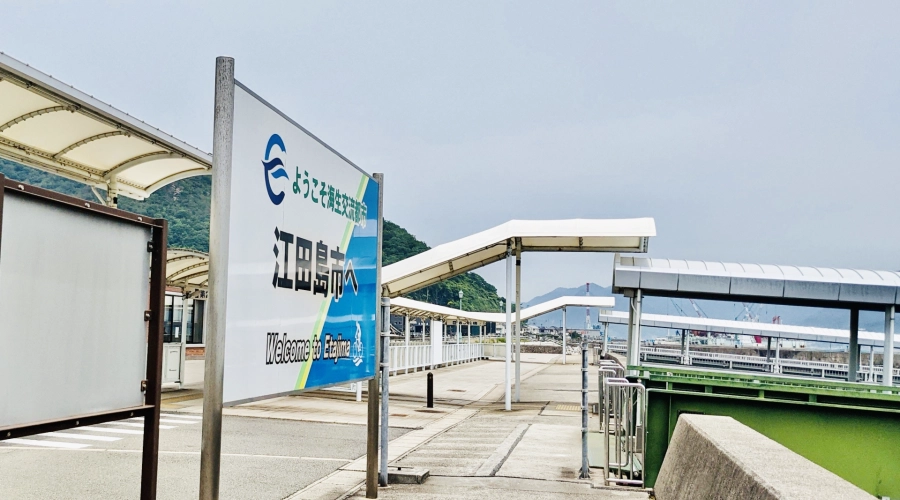 広島県呉市の市街地とマンション街の風景