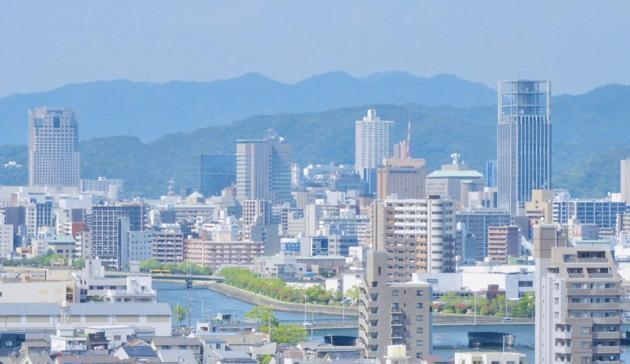 広島市中区の市街地とマンション街の風景
