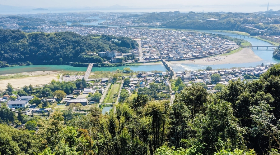 岩国市の市街地といい市の市街地とマンション街の風景