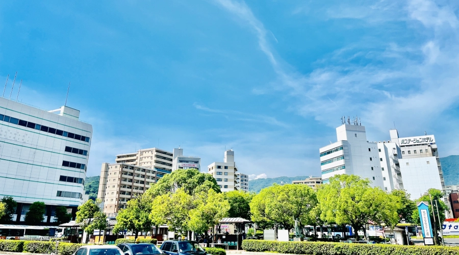 広島県呉市の市街地とマンション街の風景