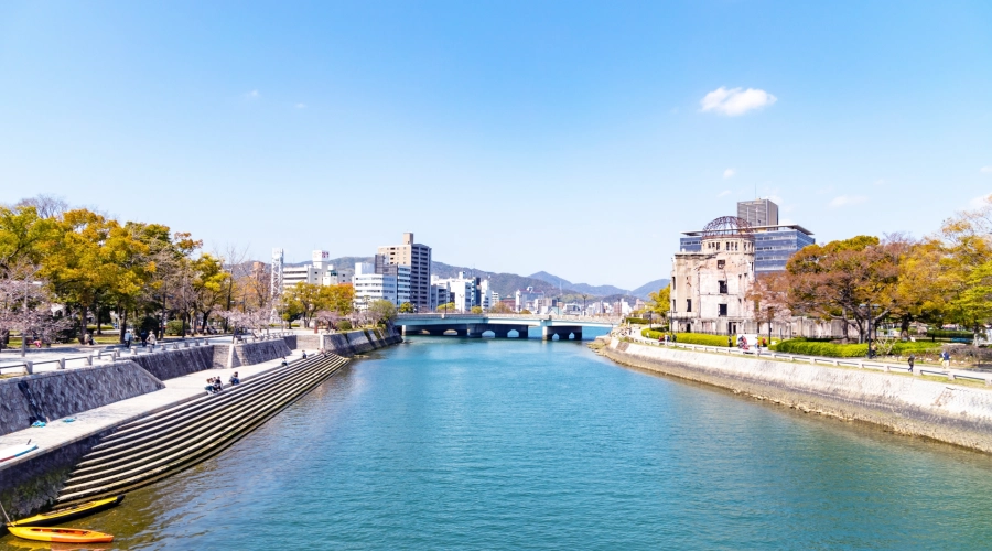 広島市中区の市街地とマンション街の風景